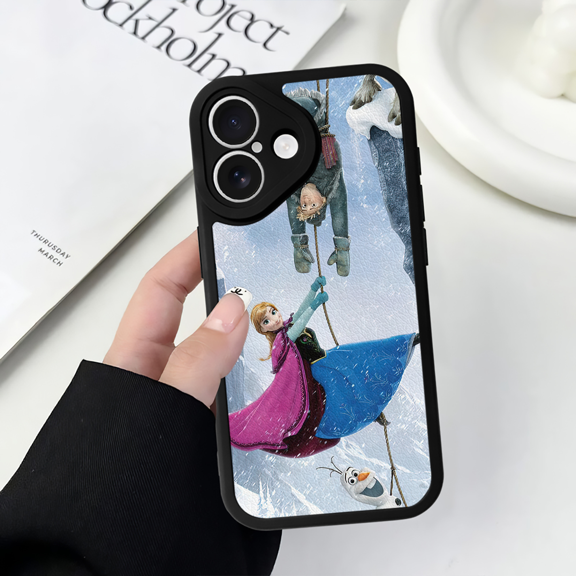 （画像用） アナと雪の女王 アンナ エルサ Frozen Anna Elsa 【iPhone 16シリーズ対応】シリコンスマホケース（レザー調） 材質：シリコン